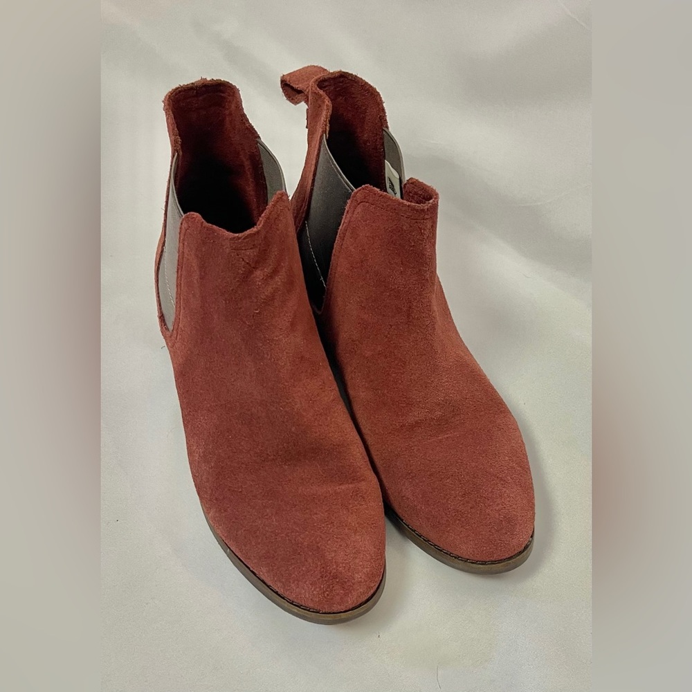 Toms Women's Heeled Boots in Rust and Black